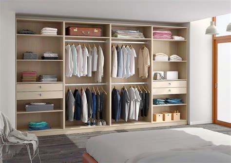 Exemple de modules de rangement intérieur pour un dressing : penderie, étagères, tiroirs