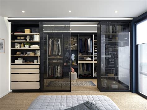 Comparaison visuelle : portes battantes vs portes coulissantes dans un dressing