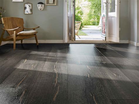 Parquet stratifié chêne aspect noir avec joints discrets