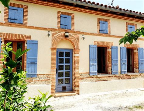 Façade d'une maison rénovée avec une nouvelle peinture