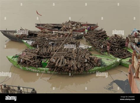 Illustration d'un ancien port fluvial avec des bateaux chargés de bois