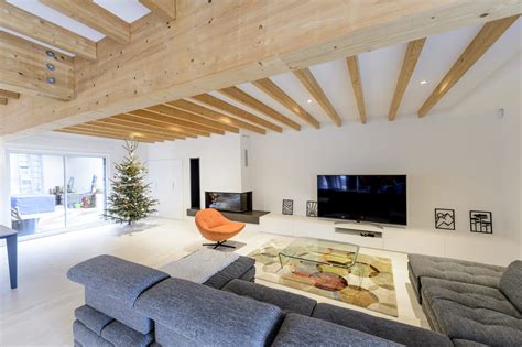 Charpente en bois apparente dans un salon moderne