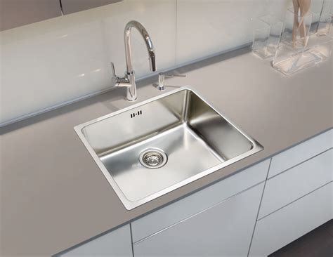 évier en inox brillant