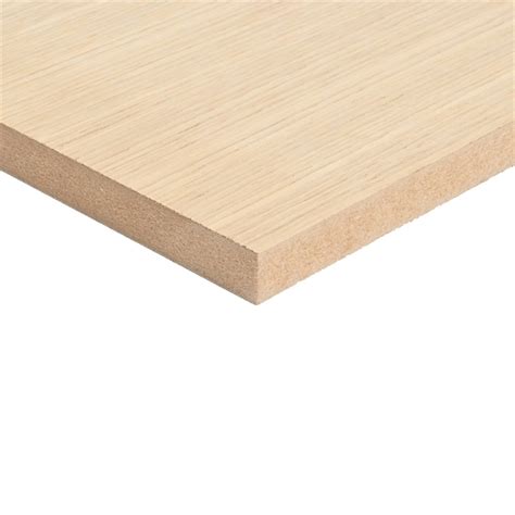 Schéma illustrant la structure d'une plinthe MDF avec placage chêne