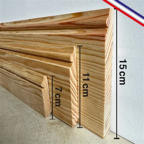 Comparaison visuelle entre une plinthe en bois massif et une plinthe imitation chêne