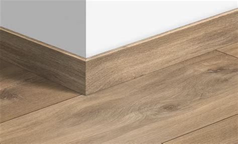 Vue détaillée d'une plinthe imitation chêne avec un aspect veiné