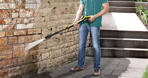 Nettoyage d'un mur en parpaing avec un nettoyeur haute pression