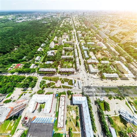 Vue aérienne d'une ville avec des toits variés