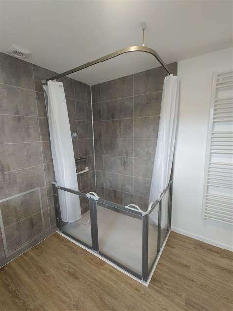 Personne âgée se douchant dans une douche sécurisée