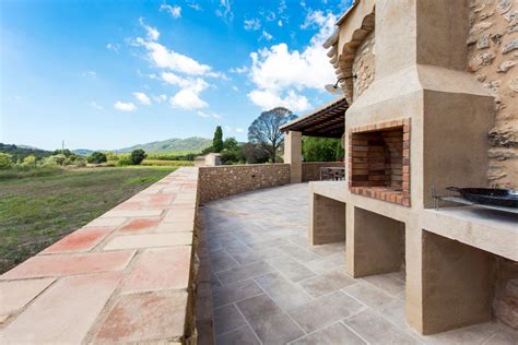Maison de style Masia Corse avec des éléments en bois