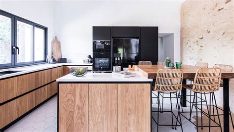 Photo d'une cuisine moderne et épurée avec un plan de travail en bois