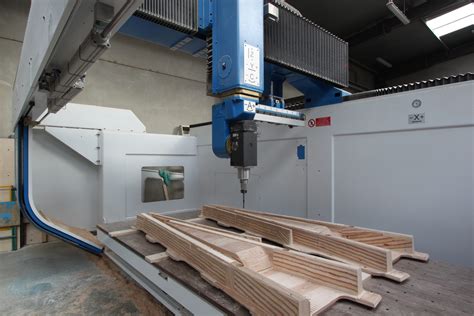 Atelier d'usinage de panneaux de contreplaqué