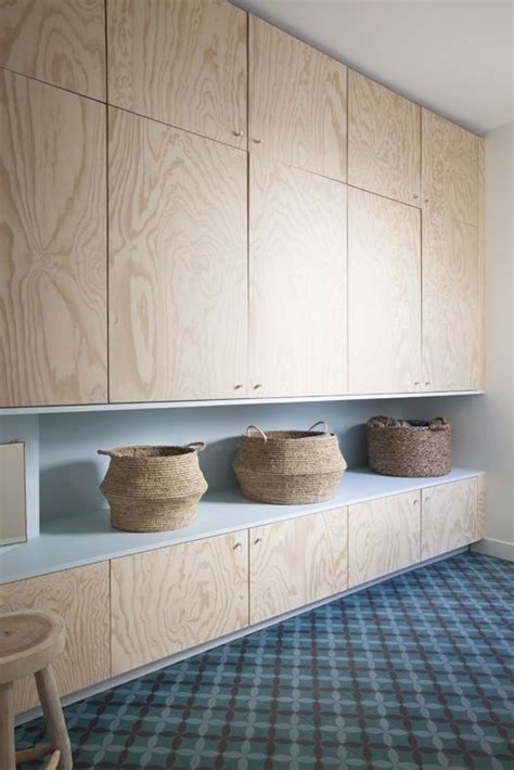 Exemple d'agencement mural en contreplaqué