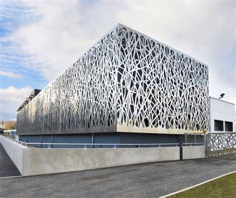 Façade d'un bâtiment moderne avec bardage métallique