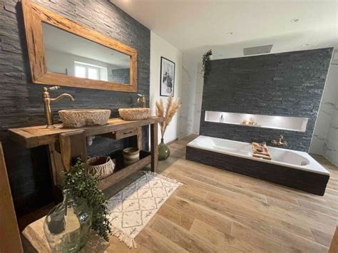 Salle de bain moderne avec carrelage