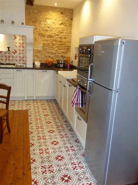 Carreaux de ciment graphique sur sol de cuisine