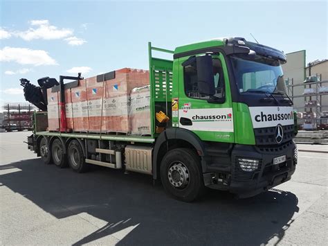 Camion de livraison de matériaux de construction