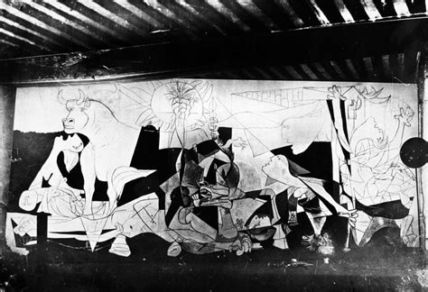 Dora Maar photographiant Picasso travaillant sur Guernica
