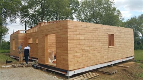 Construction d'une maison avec des briques en bois