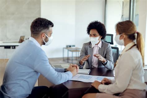 Personne parlant avec assurance lors d'une réunion