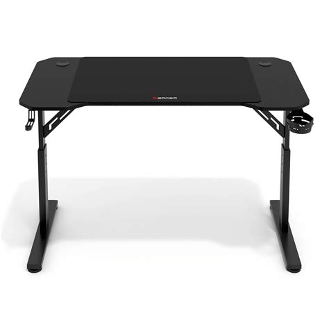 Gros plan sur une surface de bureau gaming en fibre de carbone avec tapis XXL