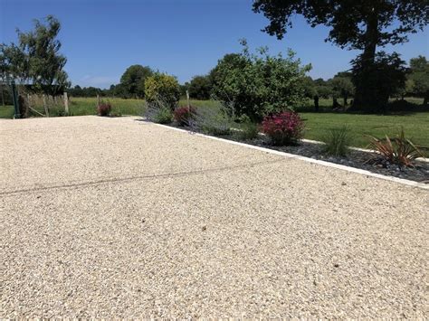 Vue aérienne d'un jardin aménagé avec des allées en gravier