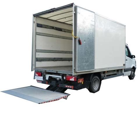 Camion de livraison avec hayon élévateur