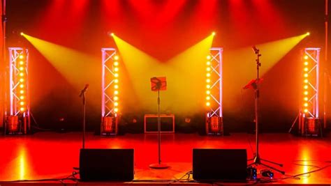 Mise en scène théâtrale avec jeux de lumière