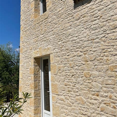 Illustration d'un mur extérieur recouvert de bardage en pierre naturelle.