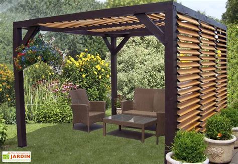 Pergola bioclimatique en bois moderne avec lames orientables