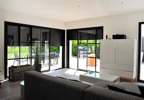 Baie vitrée avec volet roulant fermé