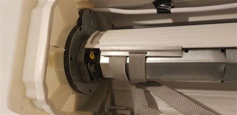 Vue rapprochée d'une glissière de volet roulant