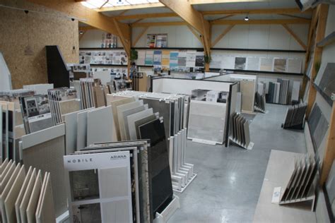 Façade d'un magasin de carrelage avec une sélection de carreaux exposés