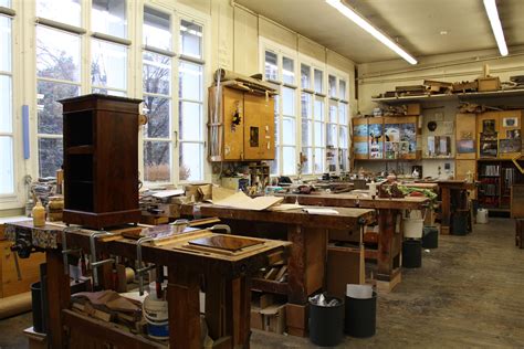 Vues panoramiques d'un atelier d'ébénisterie avec différentes pièces de mobilier ancien et contemporain