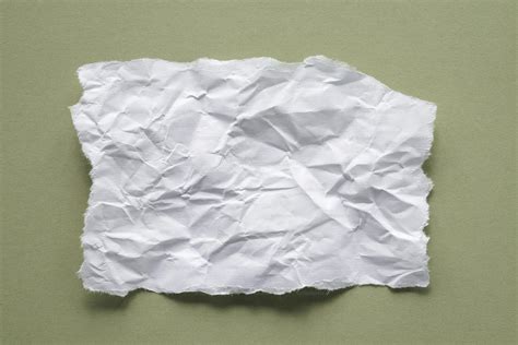 Gros plan sur un morceau de papier abrasif Kovax Bonega Waterproof avec un grain P240