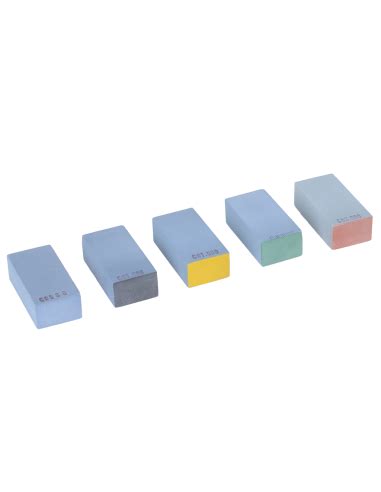 Illustration montrant comment utiliser un bloc de ponçage Kovax pour restaurer un phare de voiture