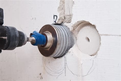 Perçage d'un mur avec un perforateur