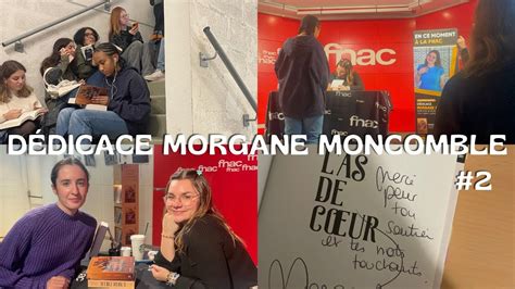 Morgane Moncomble en séance de dédicace
