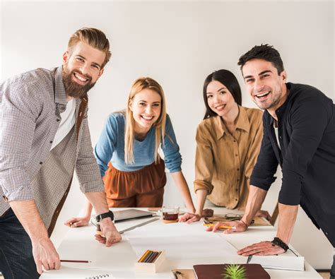 Jeune en formation pratique dans un atelier