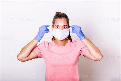 Personne portant un masque anti-poussière et des lunettes de protection pendant le ponçage