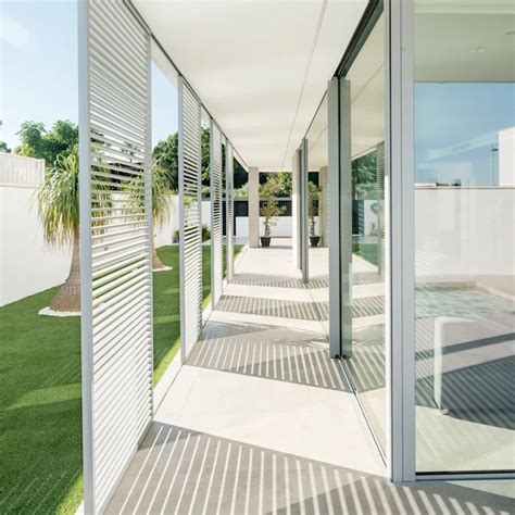 Une illustration stylisée d'une maison baignée de lumière solaire, avec des rayons jaunes illuminant les fenêtres.