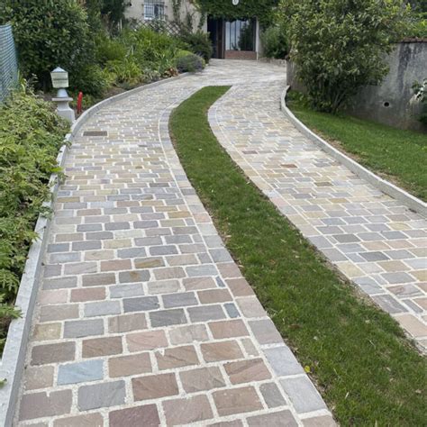 Motif de pavage en chevrons sur une allée