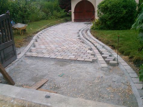 Allée pavée en chevrons avec des bordures