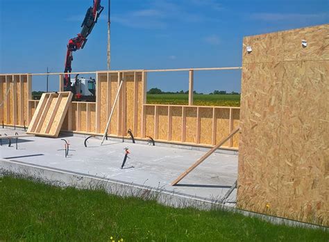 Chantier de pose de murs préfabriqués en ossature bois