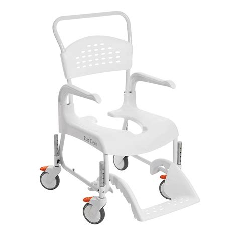 Personne âgée utilisant une chaise de douche à roulettes