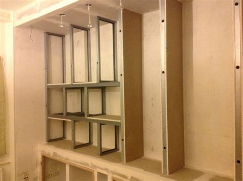 Schéma de montage d'une bibliothèque en placoplâtre