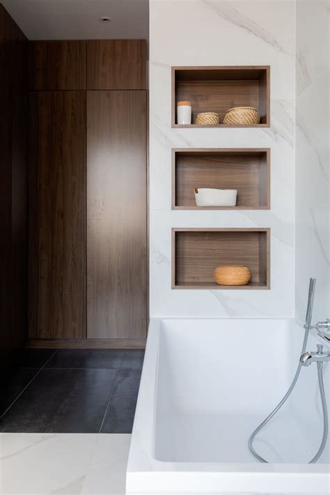 Niche murale dans une salle de bain