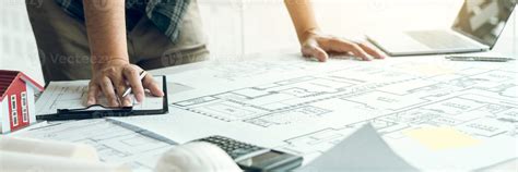 Ingénieur analysant des plans structurels