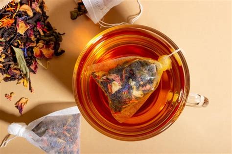 Jus de betterave et sachet de thé infusé