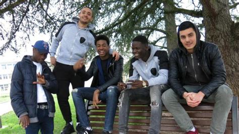 Image de jeunes écoutant du rap dans une cité